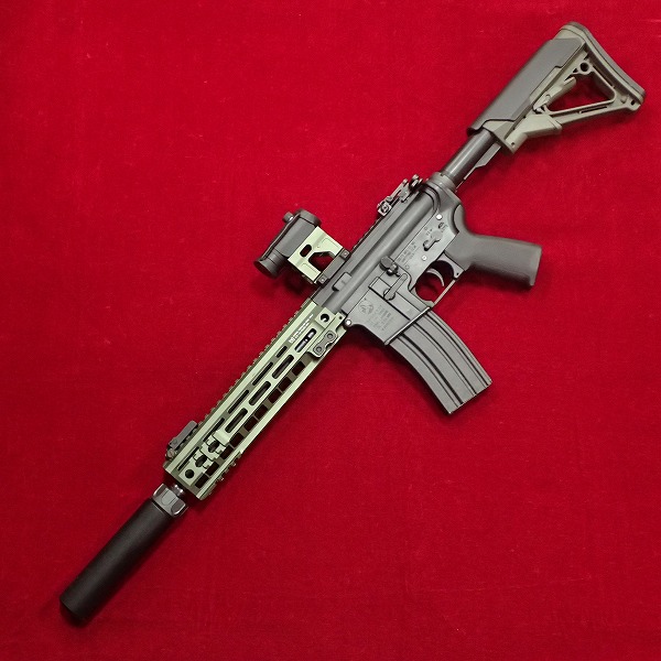 ■ カスタム品 東京マルイ 次世代電動ガン M4 ガイズリータイプハンドガード SUREFIREタイプ サイレンサー MAGPUL ストック グリップ